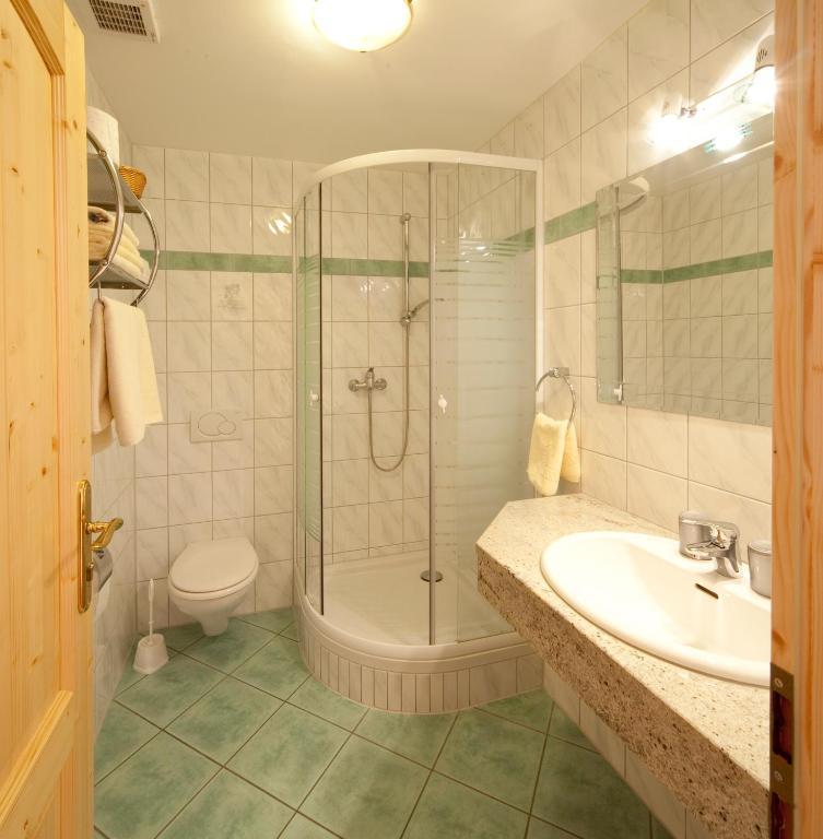 Landgasthof - Hotel Zum Stern Linden  객실 사진