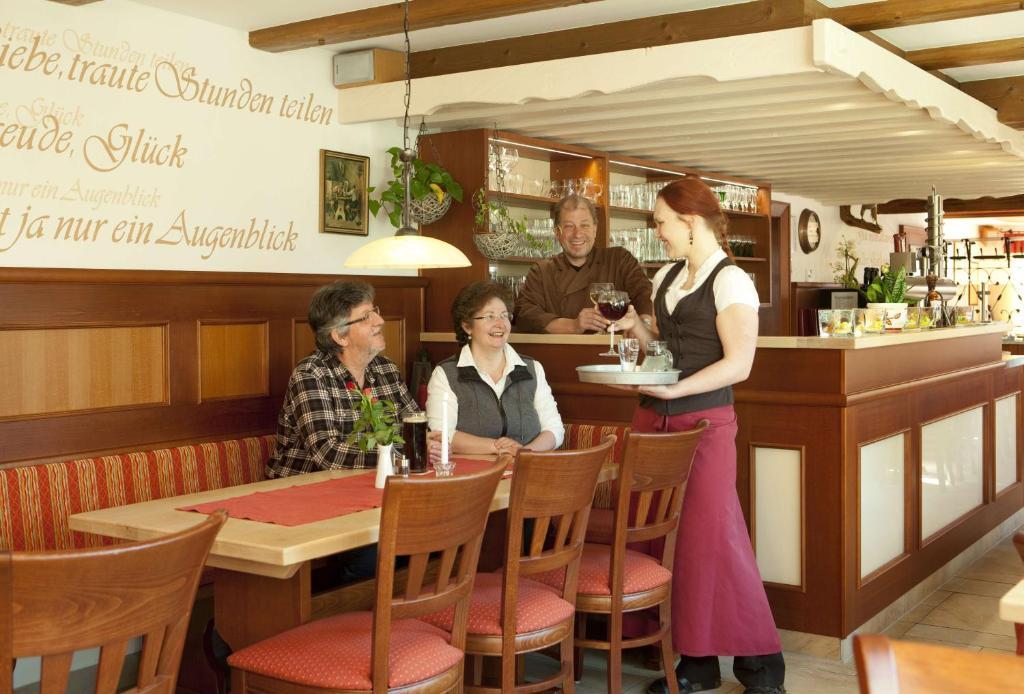 Landgasthof - Hotel Zum Stern Linden  외부 사진